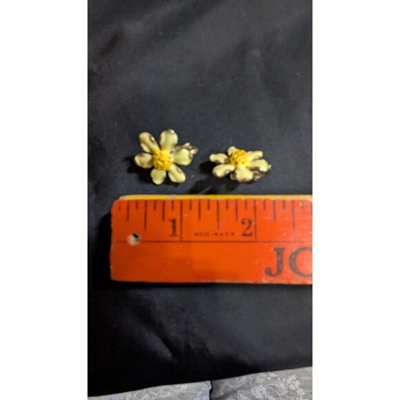 Vintage Weiss Yellow Enamel Daisy Clip-On Earrings Retro Floral Jewelry - Picture 7 of 8